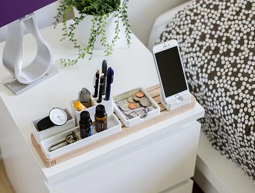 laptop silver iPhone 6 on organizer rack pc